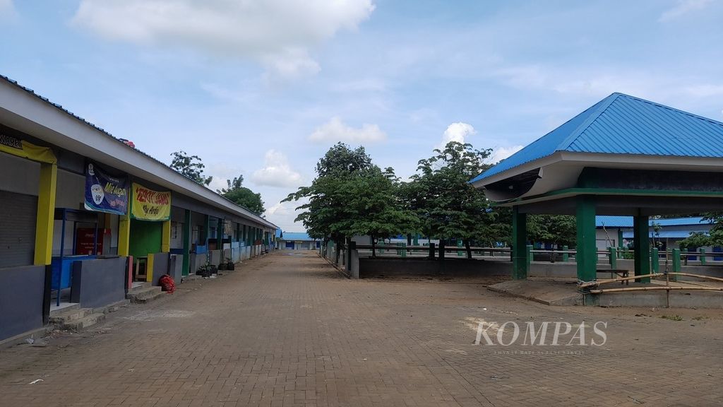 Suasana Pasar Hewan Singosari di Kabupaten Malang, Jawa Timur, tampak sepi, Sabtu (14/5/2022). Pemerintah Kabupaten Malang menutup sementara semua pasar hewan untuk mengantisipasi penyebaran penyakit mulut dan kuku.