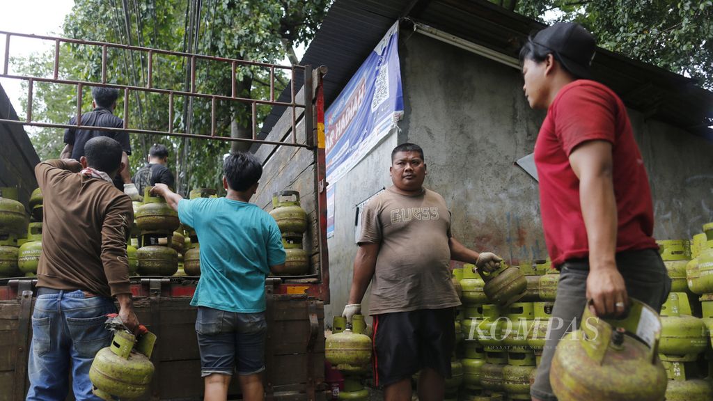 Para pekerja melakukan bongkar muat elpiji 3 kilogram di agen elpiji bersubsidi di kawasan Gedong, Jakarta Timur, Selasa (14/2/2023). Agar penyaluran elpiji bersubsidi tepat sasaran, pemerintah membuka opsi untuk memadukan data warga miskin penerima subsidi listrik PLN sekaligus sebagai penerima subsidi elpiji 3 kg.