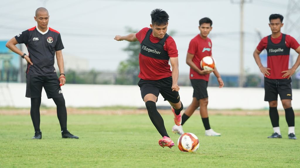 Pemain tim sepak bola Indonesia U-22, Witan Sulaeman, mencoba menendang bola saat sesi latihan perdana di The Dream Visakha Training CAMP, Phnom Penh, Kamboja, Rabu (26/4/2023). Indonesia akan bertemu dengan Filipina di laga pembuka SEA Games Kamboja 2023.