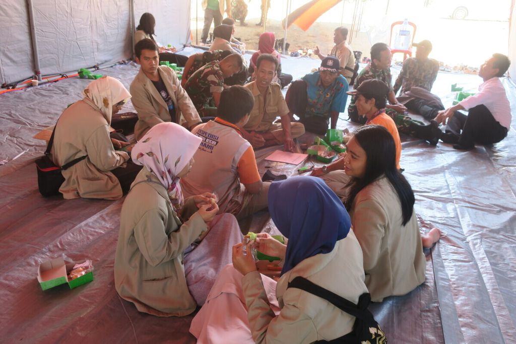Access to higher education for women needs to be supported in order to help them achieve their dreams. A group of female students from Gadjah Mada University in Yogyakarta were seen participating in a real-work learning program in Purworejo Regency, Central Java.