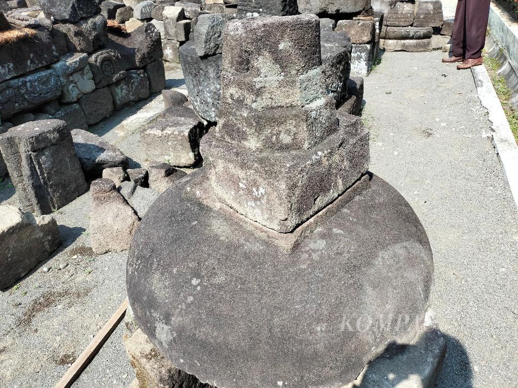 Bagian stupa induk dari Candi Mendut, Kabupaten Magelang, Selasa (5/7/2022).