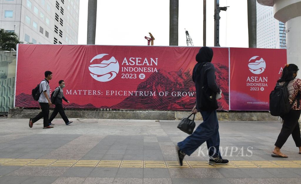 Pekerja berjalan kaki di jalur pedestrian Jalan Sudirman, Jakarta, saat jam pulang kerja, Kamis (31/8/2023). Pemerintah Provinsi DKI Jakarta mengimbau perusahaan swasta, BUMN, dan BUMD untuk menerapkan bekerja dari rumah (WFH) untuk mendukung perhelatan KTT ASEAN 2023.