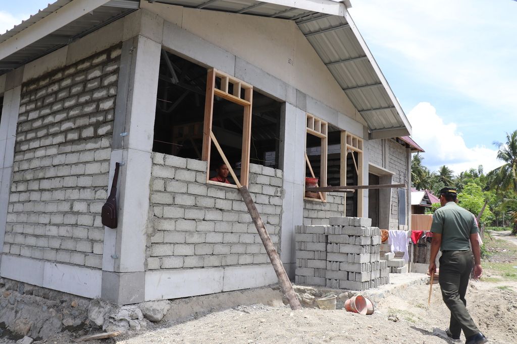 Tampak salah satu rumah berspesifikasi tahan gempa yang sementara dikerjakan di Desa Wani Satu, Kecamatan Tanantovea, Kabupaten Donggala, Sulteng, Rabu (19/2/2020).
