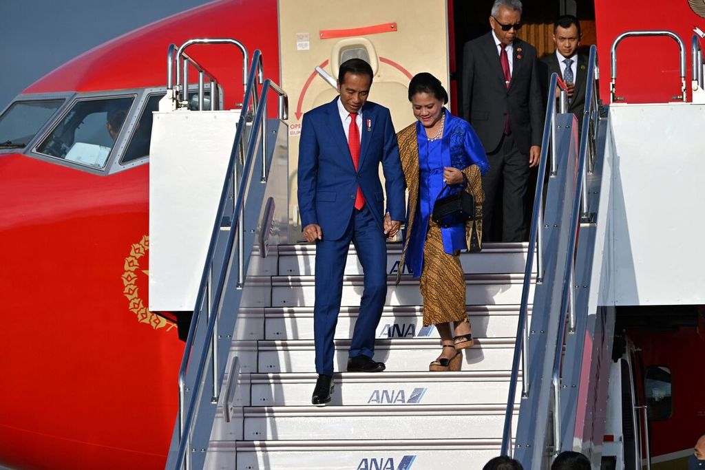 This handout photo taken and released by the Ministry of Foreign Affairs of Japan shows Indonesia's President Joko Widodo (L) and his wife Iriana Widodo arriving for the G7 Leaders' Summit at Hiroshima airport in Mihara, Hiroshima prefecture on May 19, 2023. 