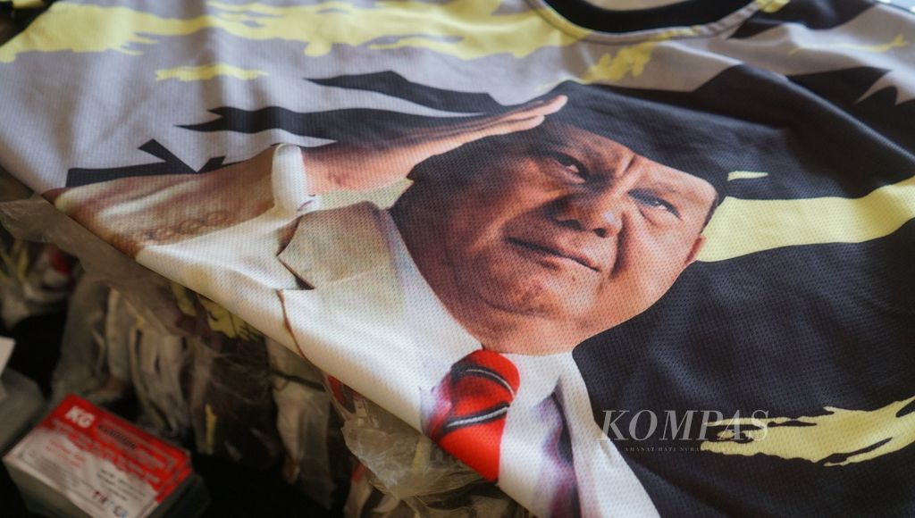 Kaus bergambar Ketua Umum Prabowo Subianto yang dijual di sela-sela konsolidasi Partai Gerindra se-Jawa Tengah, di Kabupaten Sukoharjo, Jawa Tengah, Minggu (15/10/2023). 