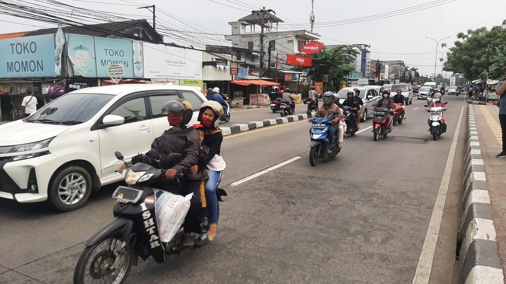 Pemudik pengguna sepeda motor melintas di Jalan Sultan Hasanudin, Tambun, Bekasi, Kamis (20/4/2023).