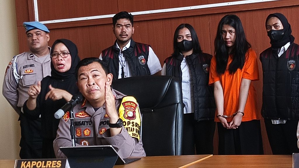 Kepala Kepolisian Resor Metro Jakarta Pusat Komisaris Besar Susatyo Purnomo Condro (tengah) saat mempersilakan awak media bertanya terkait pengungkapan kasus tindak pidana penipuan tiket konser Coldplay, Senin (20/11/2023).