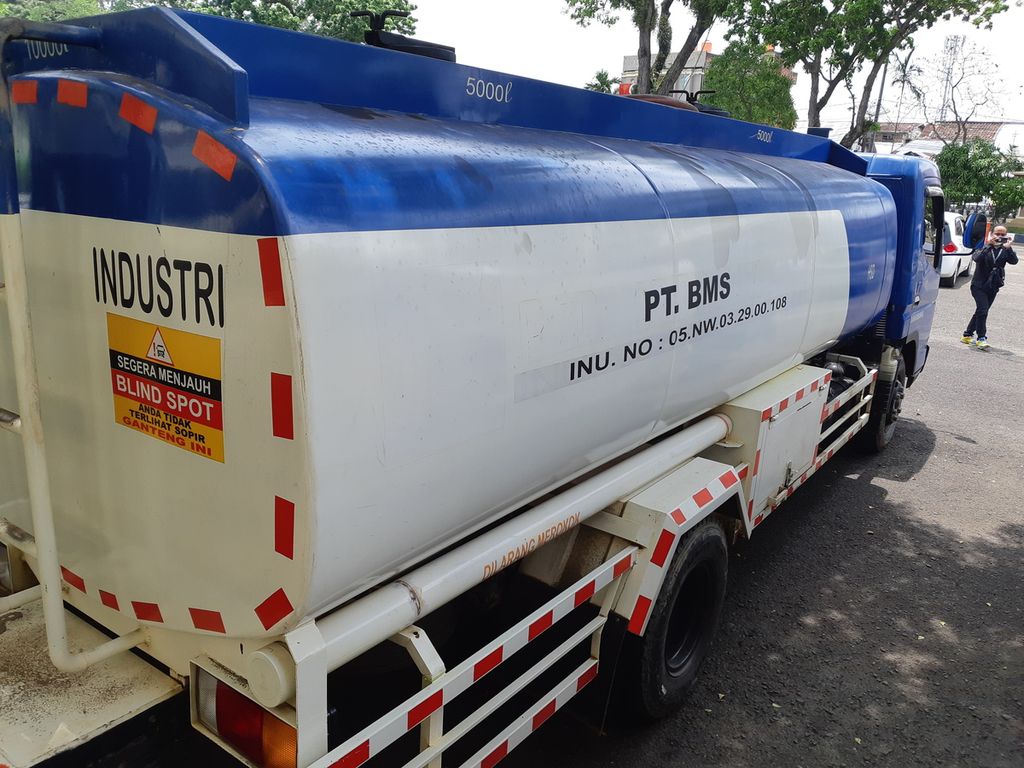 Polisi menyita truk tangki bahan bakar minyak (BBM) industri milik PT BMS di Polda Jambi, Jambi, Senin (18/4/2022). Polisi mencurigai BBM tersebut berasal dari oplosan BBM bersubsidi dengan minyak mentah hasil tambang ilegal.
