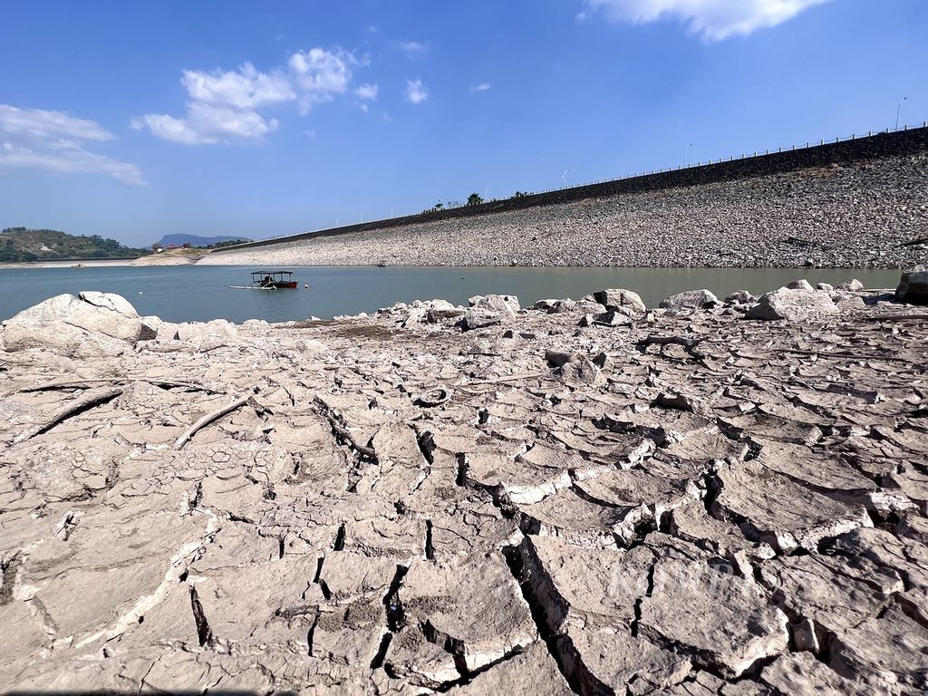 Kondisi tanah kering dan retak di sebagian dasar Bendungan Bili-Bili, Sulsel, Kamis (31/8/2023). Hal ini terjadi akibat kemarau.