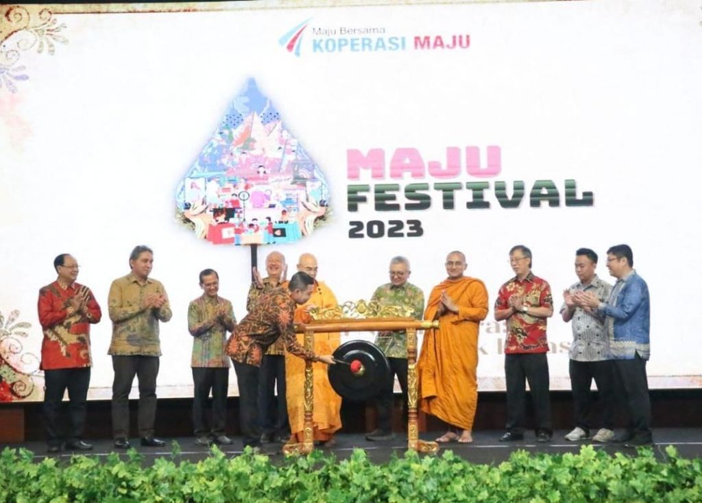  Irjen Andry Wibowo selaku staf ahli Menteri Koordinator Bidang Politik, Hukum, dan Keamanan memukul gong tanda dibukanya Maju Festival 2023, yang digelar Koperasi Simpan Pinjam Maju Wijaya di Auditorium Gedung Prasadha Jinarakkhita, Jakarta Barat, Sabtu (21/10/2023).