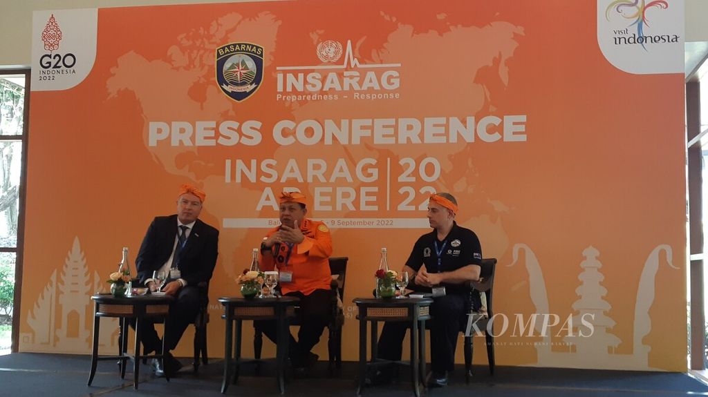 Kepala Basarnas Marsekal Madya TNI Henri Alfiandi (tengah) dalam konferensi pers mengenai acara bertajuk INSARAG Asia Pacific Regional Earthquake Response Exercise di Nusa Dua, Badung, Senin (5/9/2022).