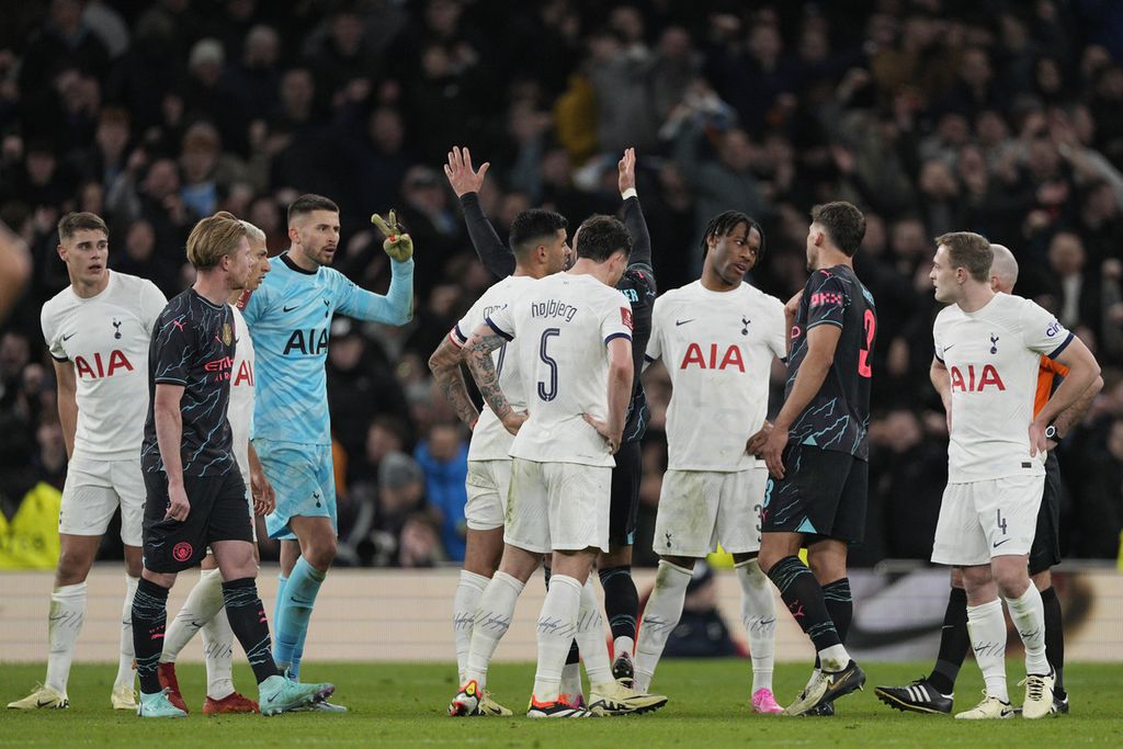 Tampak reaksi pemain Tottenham Hotspur saat terjadi pelanggaran setelah bek Manchester City, Nathan Ake, mencetak gol dalam pertandingan babak keempat Piala FA di Stadion Tottenham Hotspur, London, Inggris, Sabtu (27/1/2024) dini hari WIB. 