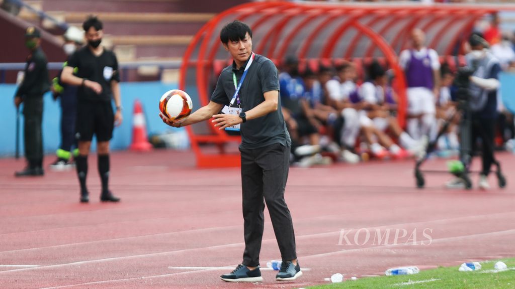 Pelatih timnas Indonesia Shin Tae Yong ketika anak asuhnya melawan timnas Filipina dalam pertandingan cabang sepakbola SEA Games Vietnam 2021 di Stadion Viet Tri, Phu Tho, Vietnam, Jumat (13/5/2022). 