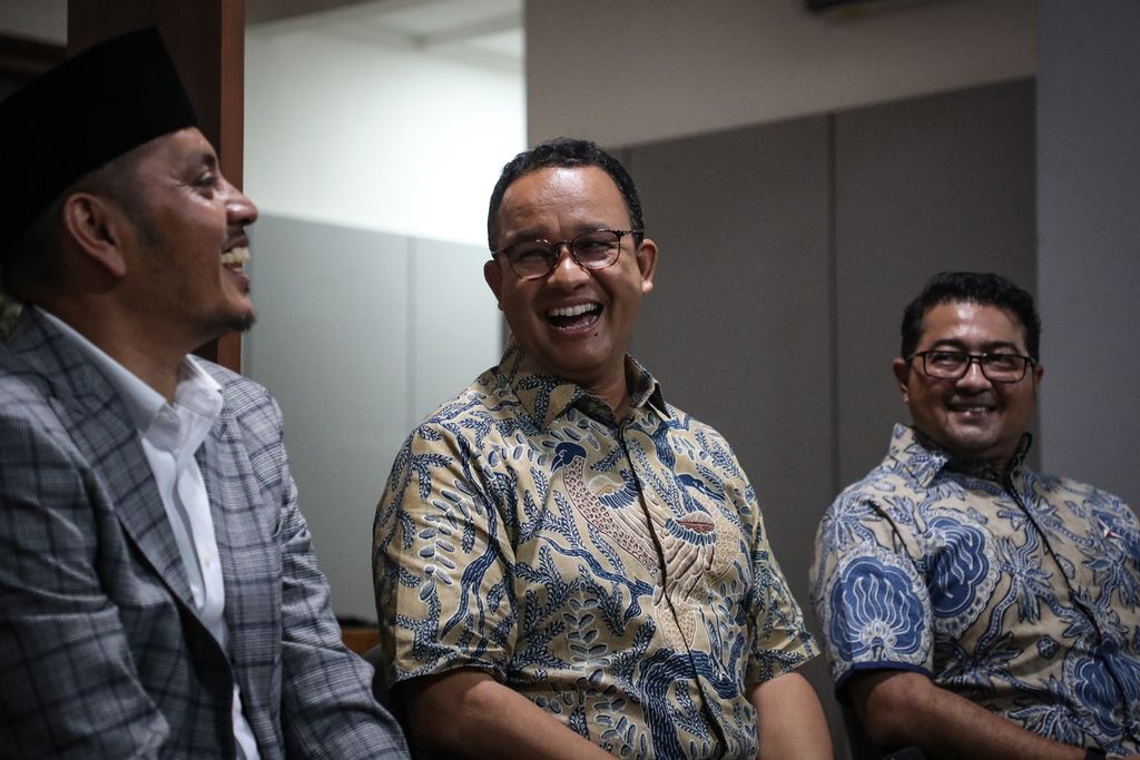 Bakal calon presiden Koalisi Perubahan untuk Persatuan (KPP), Anies Baswedan (tengah), hadir dalam konferensi pers di Jalan Brawijaya X, Jakarta Selatan, Jumat (5/5/2023). 