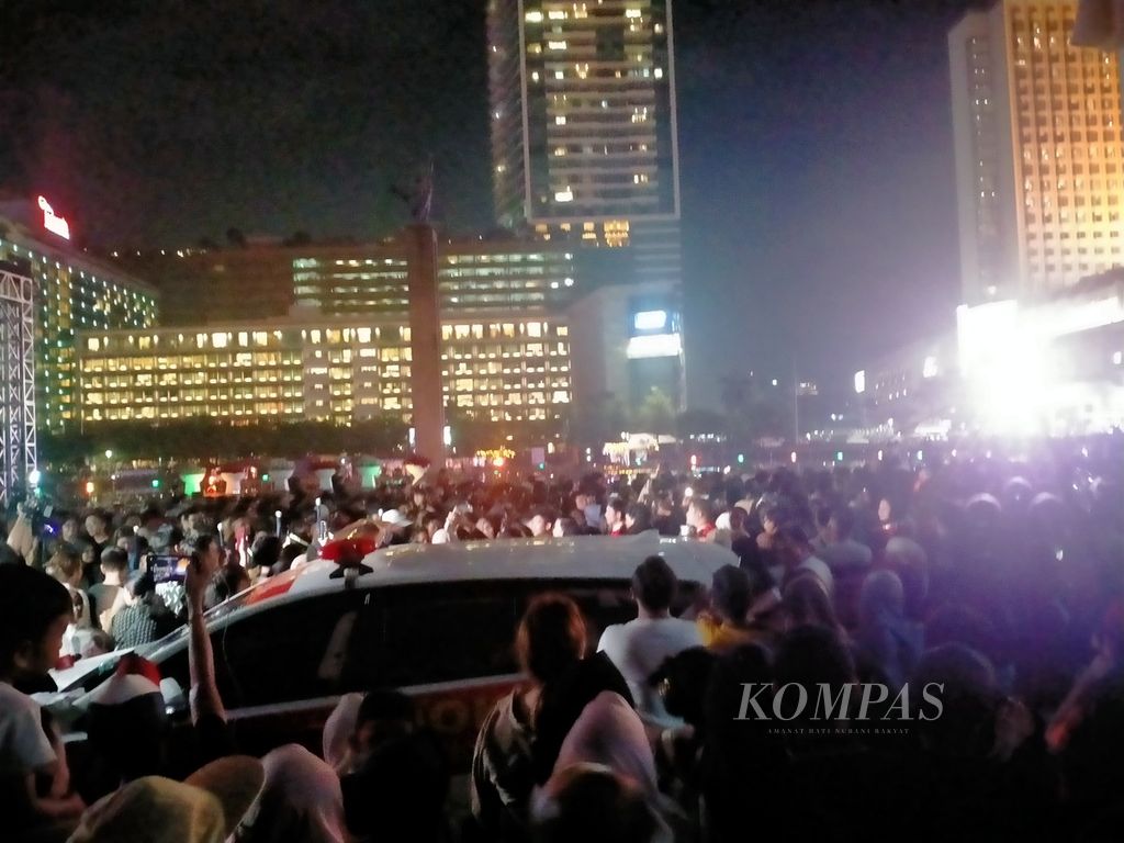 Suasana perayaan malam Tahun Baru 2024 di Bundaran HI, Jakarta,  Minggu (31/12/2024) malam.