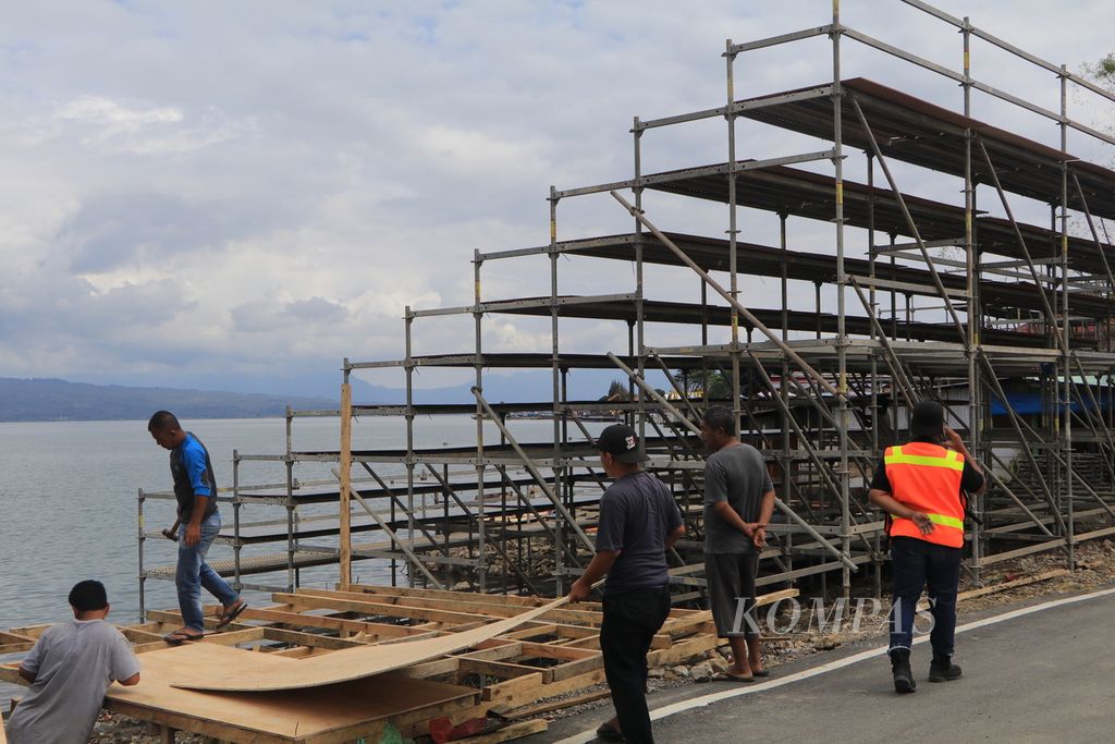 Warga membangun tribune untuk menonton Kejuaraan Dunia Perahu Motor Formula 1 (F1H2O) di Balige, Kabupaten Toba, Sumatera Utara, Rabu (22/2/2023). Di F1H2O, warga yang mempunyai lahan di sepanjang pantai dekat lokasi lomba diizinkan untuk membuat tribune dan menjual tiket.