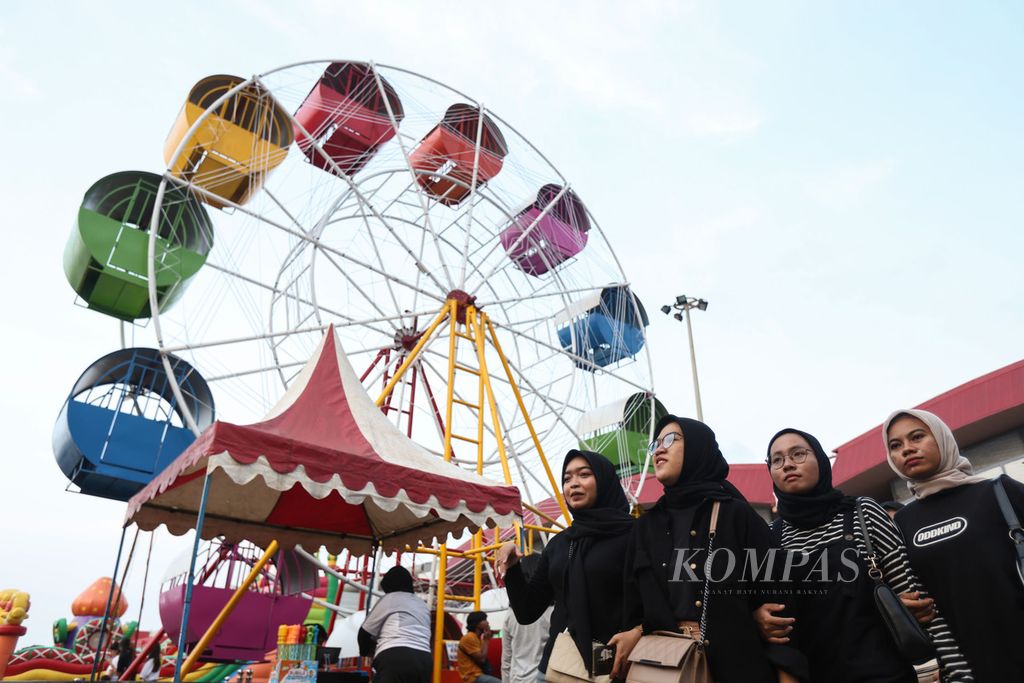 Warga mengunjungi Big Bang Festival 2023 di Jakarta International Expo, Kemayoran, Jakarta, Kamis (28/12/2023). 