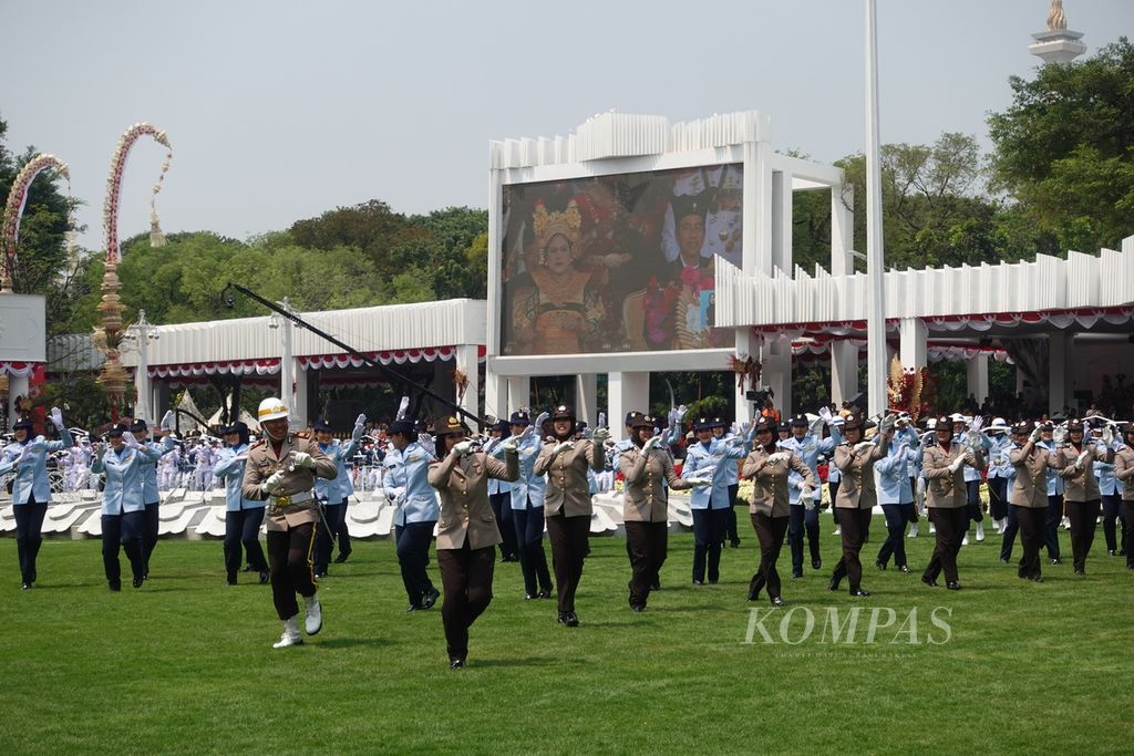 Pasukan TNI dan Kepolisian Negara Republik Indonesia turut menari dengan koreografi serempak mengikuti irama lagu pada sesi penampilan spesial dalam rangkaian Peringatan Detik-detik Proklamasi di Istana Merdeka, Jakarta, Kamis (17/8/2023). 