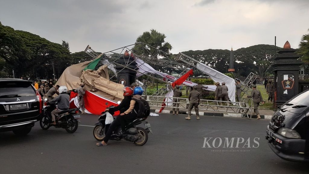 Tenda yang beberapa jam sebelumnya dipakai untuk upacara Hari Pahlawan, di depan Balai Kota Malang, Jawa Timur, Kamis (10/11/2022) siang, roboh akibat tidak kuat menahan embusan angin. Sesaat kemudian hujan deras turun dengan durasi cukup lama.