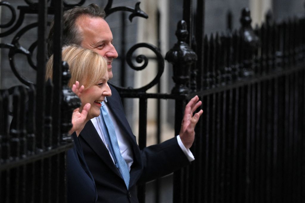 Perdana Menteri baru Inggris, Elizabeth Mary Truss, berpose bersama suaminya, Hugh OLeary, di depan kediaman resmi perdana menteri di 10 Downing Street, London, Selasa (6/9/2022). 