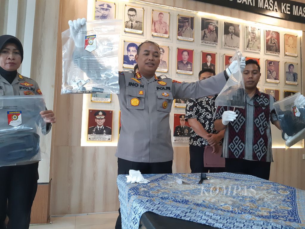 Kepala Kepolisian Resor Kota Bandar Lampung Komisaris Besar Ino Harianto saat ekspos kasus percobaan perampokan Bank Arta Kedaton yang membuat tiga orang tertembak di Polresta Bandar Lampung, Jumat (17/3/2023).