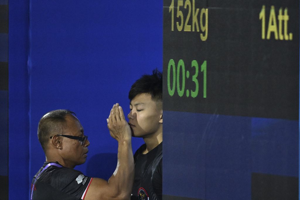 Lifter putra Indonesia, Rahmat Erwin Abdullah (kanan), bersiap melakukan angkatan <i>snatch </i>pada final 73 kilogram Grup A Asian Games 2022 di Xiaoshan Sports Centre Gymnasium, Hangzhou, China, Selasa (3/10/2023).