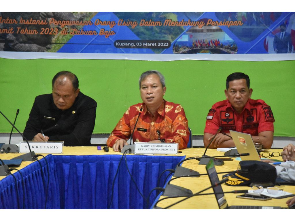 Kepala Divisi Keimigrasian Kantor Kementerian Hukum dan HAM Provinsi Nusa Tenggara Timur I Ismoyo (tengah) memimpin rapat terkait pemantauan orang asing di NTT. Rapat berlangsung di Kupang pada 3 Maret 2023.