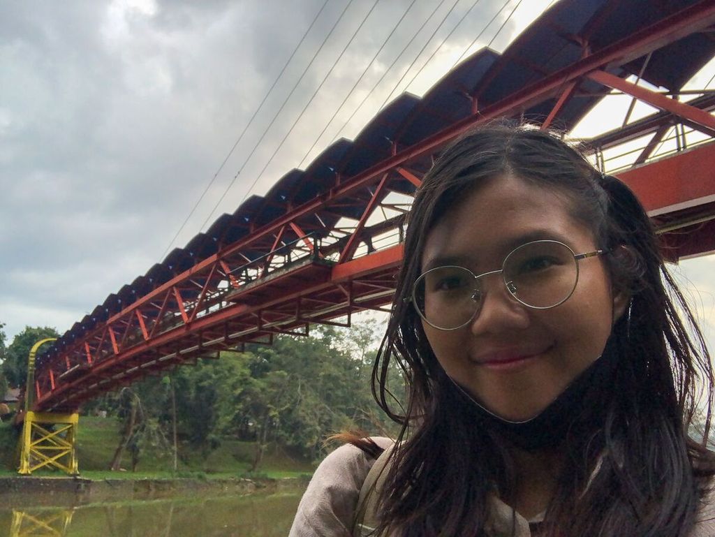 Dian Amalia Ariani, mahasiswa Hubungan Internasional, Fakultas Ilmu Sosial dan Ilmu Politik Universitas Indonesia, berpose di depan Jembatan Teksas (Teknik dan Sastra) UI.