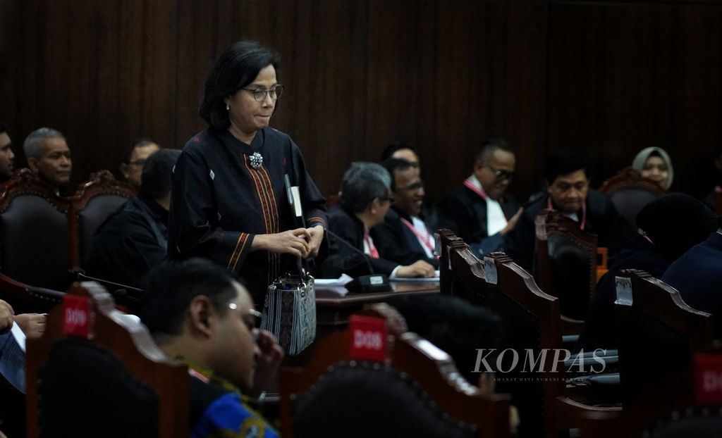 Menteri Keuangan Sri Mulyani saat tiba dalam lanjutan sidang PHPU di MK, Jakarta, dengan agenda menghadirkan empat menteri sebagai saksi, Jumat (5/4/2024). 