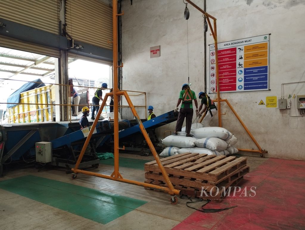 Aktivitas bongkar muat hasil produksi kopi mitra binaan LDC Indonesia di gudang LDC Indonesia di Bandar Lampung, Lampung, Kamis (3/8/2023).