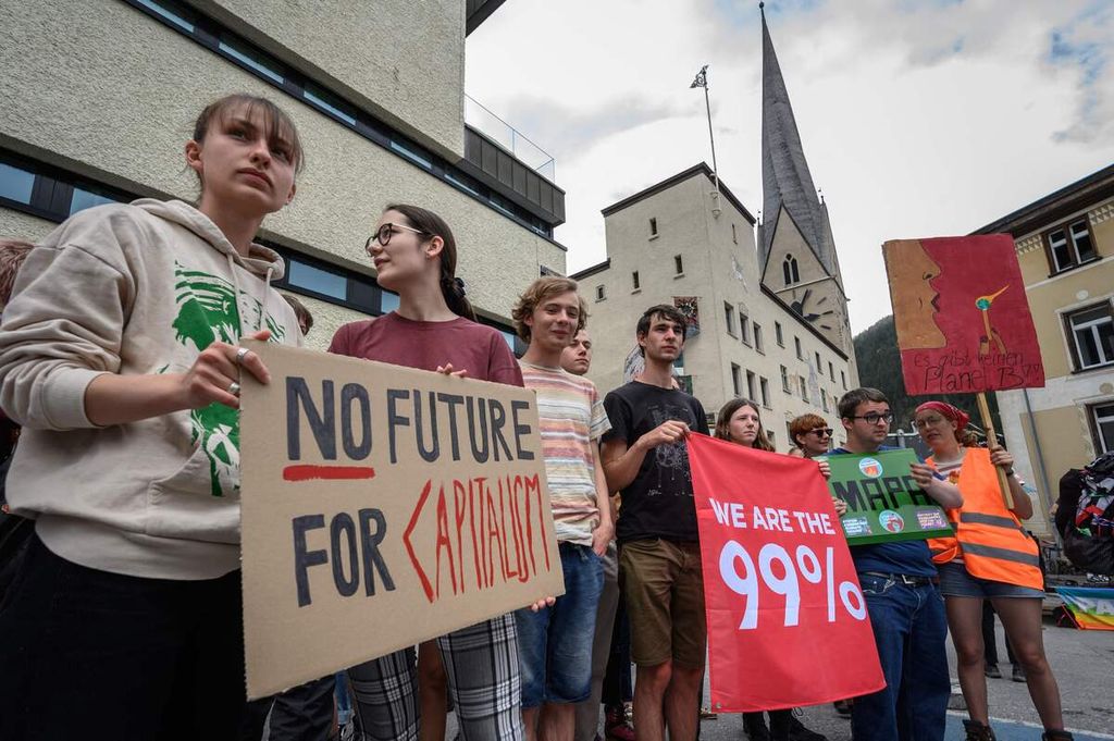 Kaum muda berdemonstrasi menentang World Economic Forum (WEF) saat berlangsung pertemuan tahunan WEF, di Davos, Swiss, Minggu (22/5/2022). 