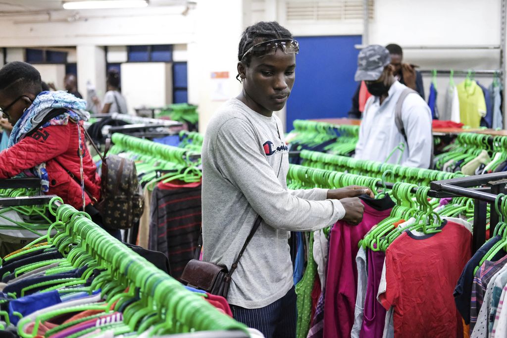 Toko baju bekas di Kampala, Uganda, September 2023. 