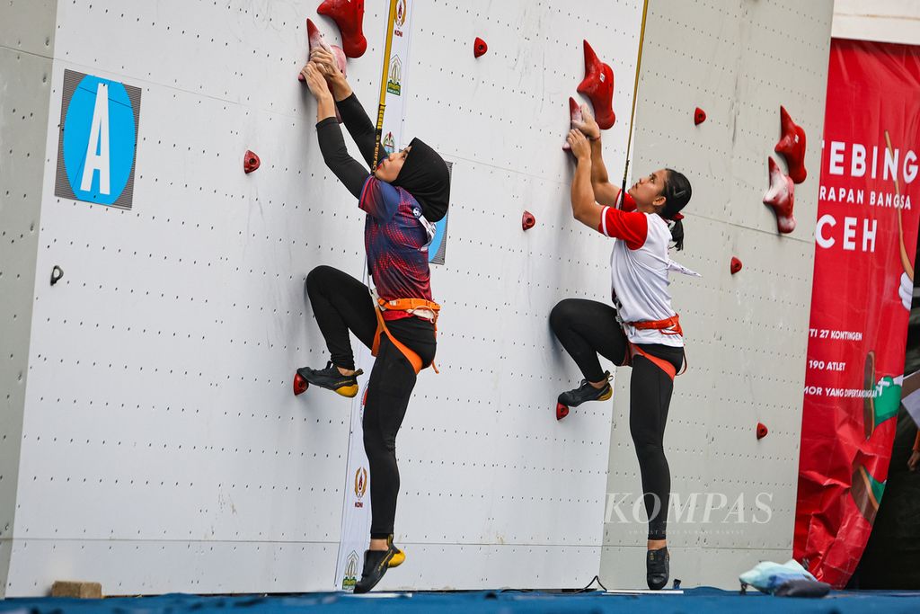 Atlet panjat tebing Banten, Rajiah Sallsabillah (kiri), berlomba melawan atlet panjat tebing Bali, Desak Made Rita Kusuma Dewi, pada final panjat tebing <i>speed </i>perseorangan PON Aceh-Sumut 2024 di kompleks Stadion Harapan Bangsa, Banda Aceh, Aceh, Rabu (11/9/2024). Rajiah Sallsabillah berhasil meraih medali emas dengan catatan waktu 6,22 detik. 