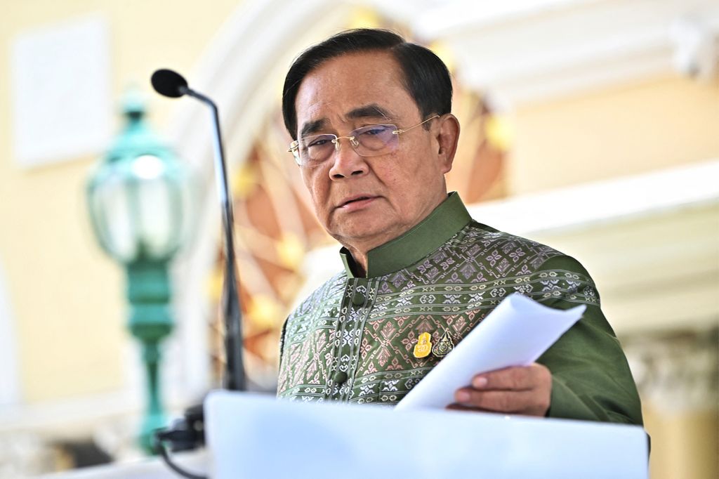 Arsip foto menunjukkan Perdana Menteri Thailand Prayuth Chan-ocha berbicara kepada media setelah pertemuan kabinet di Bangkok, 16 Mei 2023. Prayuth mengumumkan pensiun dari politik. 
