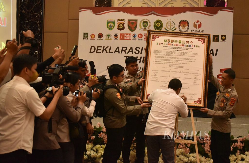 Ketua Komisi Pemilihan Umum Sumatera Selatan Andika Pranata Jaya ikut menandatangani Deklarasi Damai dalam Rangka Pemilu 2024 di Palembang, Sumatera Selatan, Senin (27/11/2023). Para pihak, mulai dari KPU Sumsel, Badan Pengawas Pemilu Sumsel, pemerintah daerah, TNI/Polri, Kejaksaan Tinggi Sumsel, hingga partai politik berkomitmen mengawal Sumsel agar kondusif selama tahapan Pemilu 2024. Sebagaimana pengalaman dari pemilu-pemilu sebelumnya, Sumsel dianggap daerah yang kondusif atau minim konflik akibat sengketa pesta demokrasi tersebut.