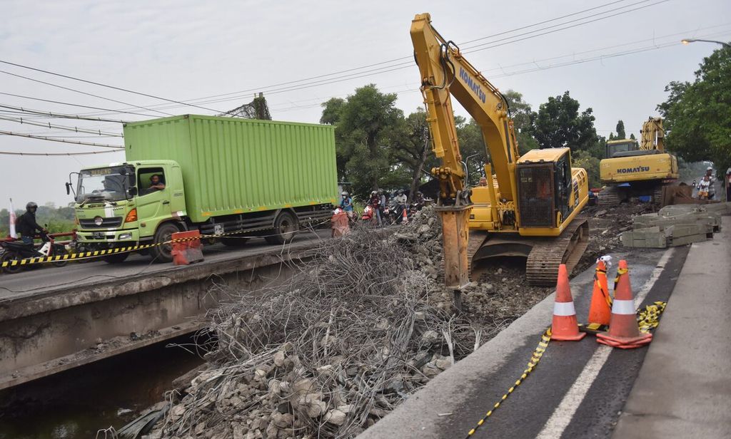 Ilustrasi. Truk melintasi ruas jembatan yang tersisa saat proses penghancuran bagian Jembatan Balun yang ambles di Kabupaten Lamongan, Jawa Timur, Rabu (30/3/2022). Jembatan Balun yang berada di jalan nasional tersebut ambles pada sore sehari sebelumnya setelah dilewati truk berbobot besar.