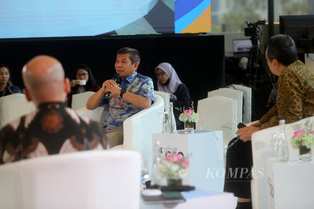 Narasumber Direktur Utama PT Pelabuhan Indonesia Arif Suhartono (kedua dari kiri) memberikan materi dalam acara Kompas100 CEO Forum ke-14 di Jakarta, Senin (23/10/2023).  Kegiatan rangkaian program acara Kompas100 CEO Forum adalah CEO Insight. 