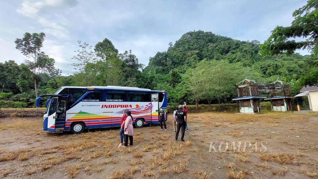 Pengunjung berfoto dengan latar bukit karst di lokasi obyek wisata Air Terjun Lano, Desa Lano, Kecamatan Jaro, Kabupaten Tabalong, Kalimantan Selatan, 28 Oktober 2021. 
