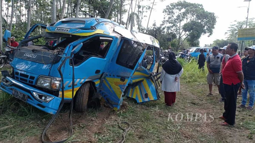 Kondisi minibus usai dihantam KA Probowangi di pelintasan tanpa penjagaan, antara Stasiun Randuagung dan Klakah di Kecamatan Klakah, Kabupaten Lumajang, Jawa Timur, Senin (20/11/2023). Kecelakaan kereta api di Lumajang yang terjadi pada Minggu (19/11/2023) malam itu menewaskan 11 penumpang minibus. 