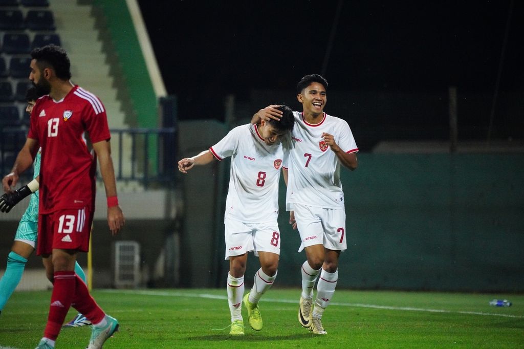 Witan Sulaeman dan Marselino Ferdinan merayakan gol ke gawang Uni Emirat Arab pada laga uji coba tertutup di Stadion Rashid, Dubai, UEA, Selasa (9/4/2024) WIB. Gol kunci keunggulan Indonesia 1-0 atas UEA dicetak Witan.