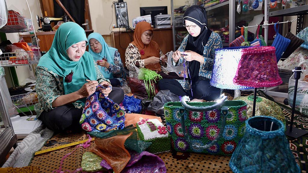 Proses pembuatan berbagai hiasan rumah berbahan limbah plastik di rumah Eka di kawasan Jatipadang, Jakarta Selatan, Jumat (14/4).