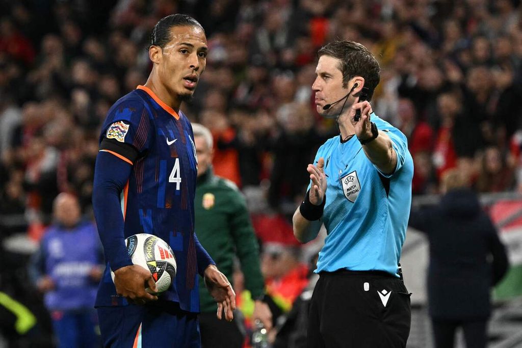 Bek Belanda, Virgil van Dijk (kiri), diusir wasit Lukas Faehndrich keluar lapangan setelah menerima kartu merah pada laga Liga Nasional Eropa melawan Hongaria di Budapest, Jumat (11/10/2024). Van Dijk tak bisa memperkuat Belanda saat melawan Jerman, Selasa (15/10/2024) dini hari WIB.