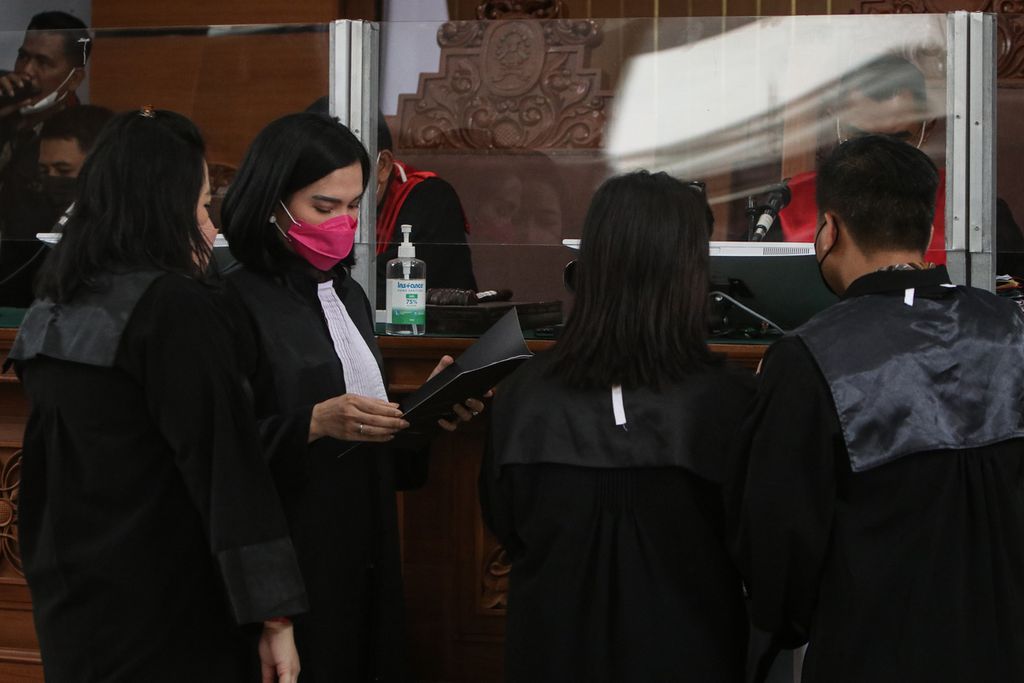 Tim kuasa hukum terdakwa Putri Candrawathi menyerahkan bukti tambahan kepada majelis hakim di Pengadilan Negeri Jakarta Selatan, Rabu (25/1/2023). 
