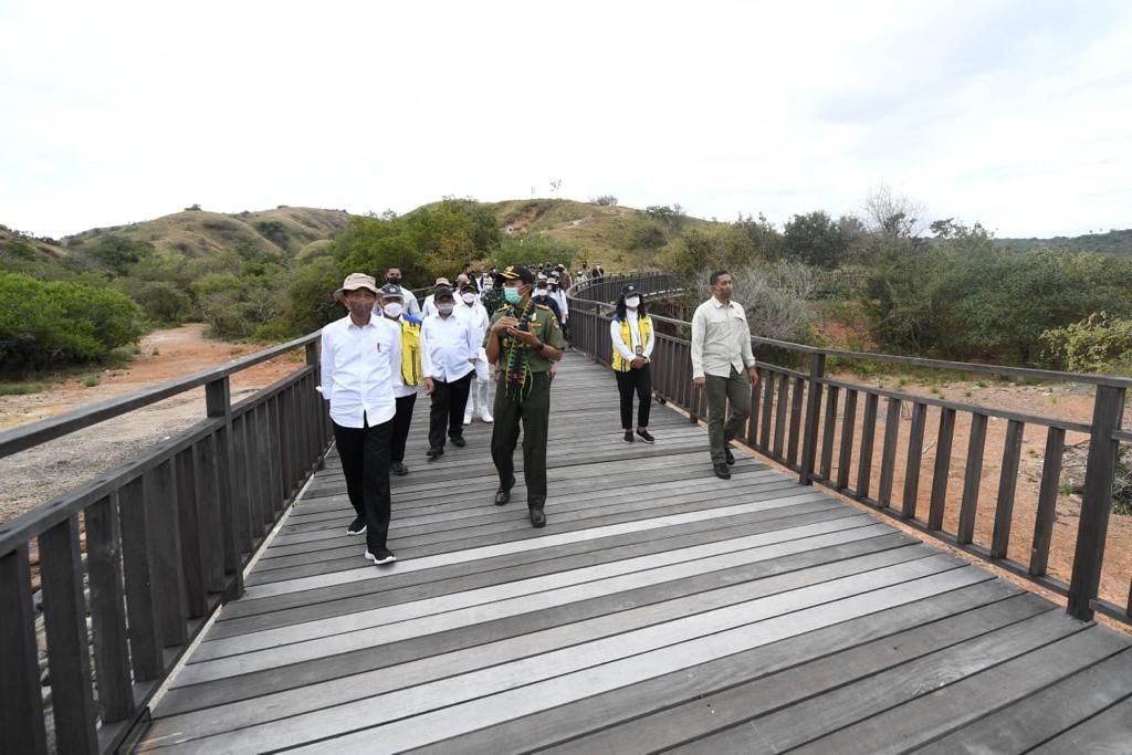 Presiden Joko Widodo di Pulau Rinca, Taman Nasional Komodo, Kabupaten Manggarai Barat, NTT, Kamis (21/7/2022).