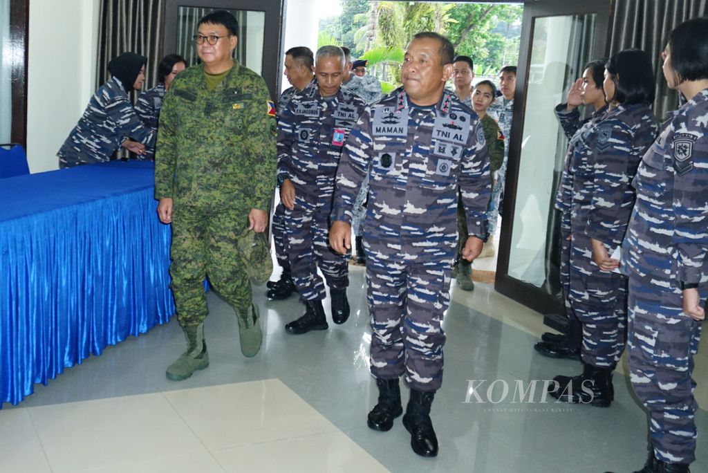 Panglima Komando Armada II Laksamana Muda Maman Firmansyah (tengah) dan Komandan Eastern Mindanao Command Letnan Jenderal Greg T Almerol (kiri) menghadiri pembukaan Patroli Terkoordinasi Filipina-Indonesia (Corpat Philindo) XXXVII di Manado, Sulawesi Utara, Rabu (3/5/2023). 
