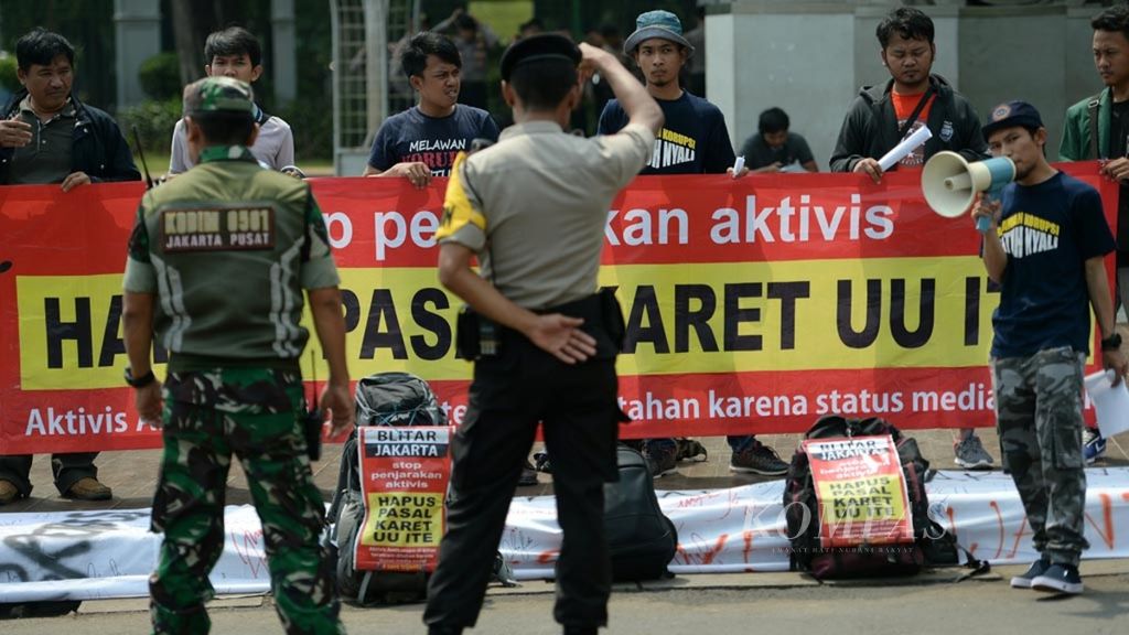 Aktivis yang tergabung dalam Komite Rakyat Pemberantas Korupsi menggelar unjuk rasa di depan Istana Merdeka, Jakarta, Selasa (8/1/2019). Mereka menyerukan untuk menghapus pasal karet dalam UU ITE atau merevisinya agar tidak digunakan sebagai senjata para koruptor untuk menyerang balik aktivis antikorupsi.
