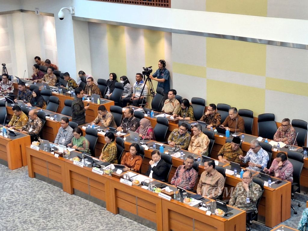 Pemerintah dan Badan Anggaran Dewan Perwakilan Rakyat menyetujui pembahasan tingkat pertama Rancangan Anggaran Pendapatan dan Belanja Negara (RAPBN) 2025 di Kompleks Parlemen, Senayan, Jakarta, Selasa (17/9/2024). RAPBN 2025 akan disepakati menjadi APBN 2025 dalam Rapat Paripurna DPR, Kamis (19/9/2024).