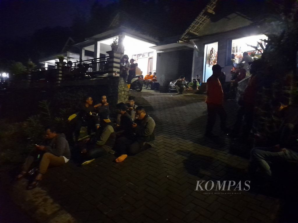 Sukarelawan dan awak media masih menunggu pencarian orang hilang di Pos Pendakian Gunung Arjuno-Welirang di Desa Wonorejo, Kecamatan Lawang, Kabupaten Malang, Jawa Timur, Selasa (5/7/2022) malam.