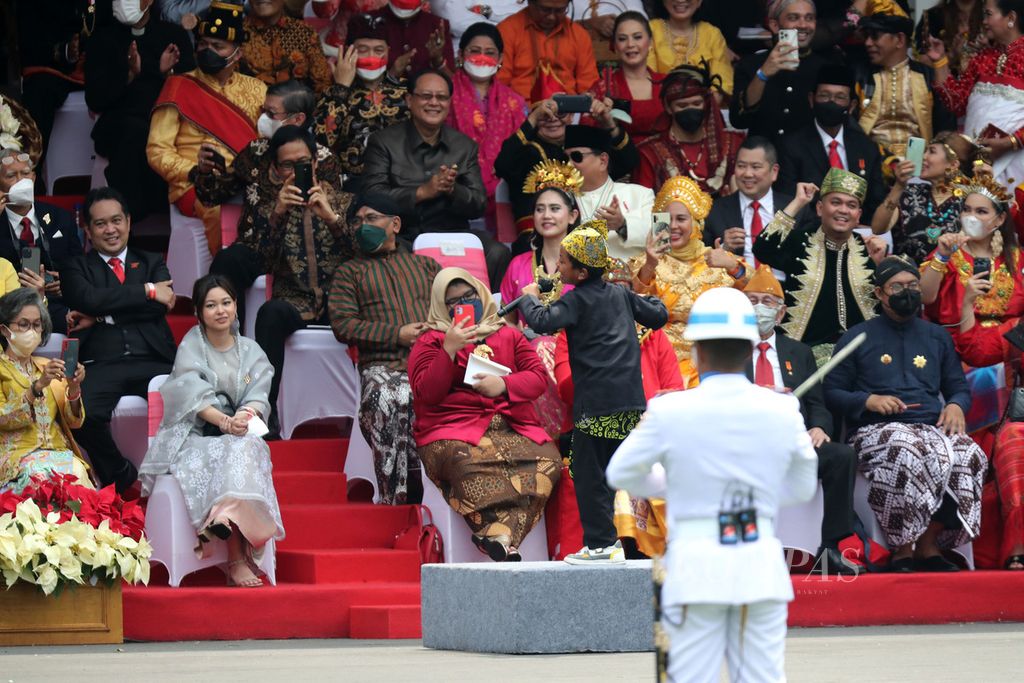 Farel Prayoga (12) bernyanyi memeriahkan Upacara Peringatan Detik-detik Proklamasi Kemerdekaan RI pada 17 Agustus 2022 di Istana Merdeka, Jakarta, Rabu (17/8/2022).