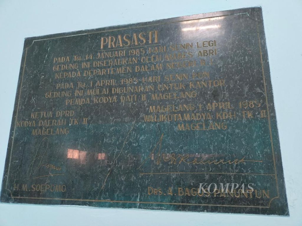 Prasasti yang menjadi bukti tertulis penyerahan aset Mabes ABRI untuk menjadi kompleks perkantoran Pemerintah Kota Magelang pada tahun 1985.